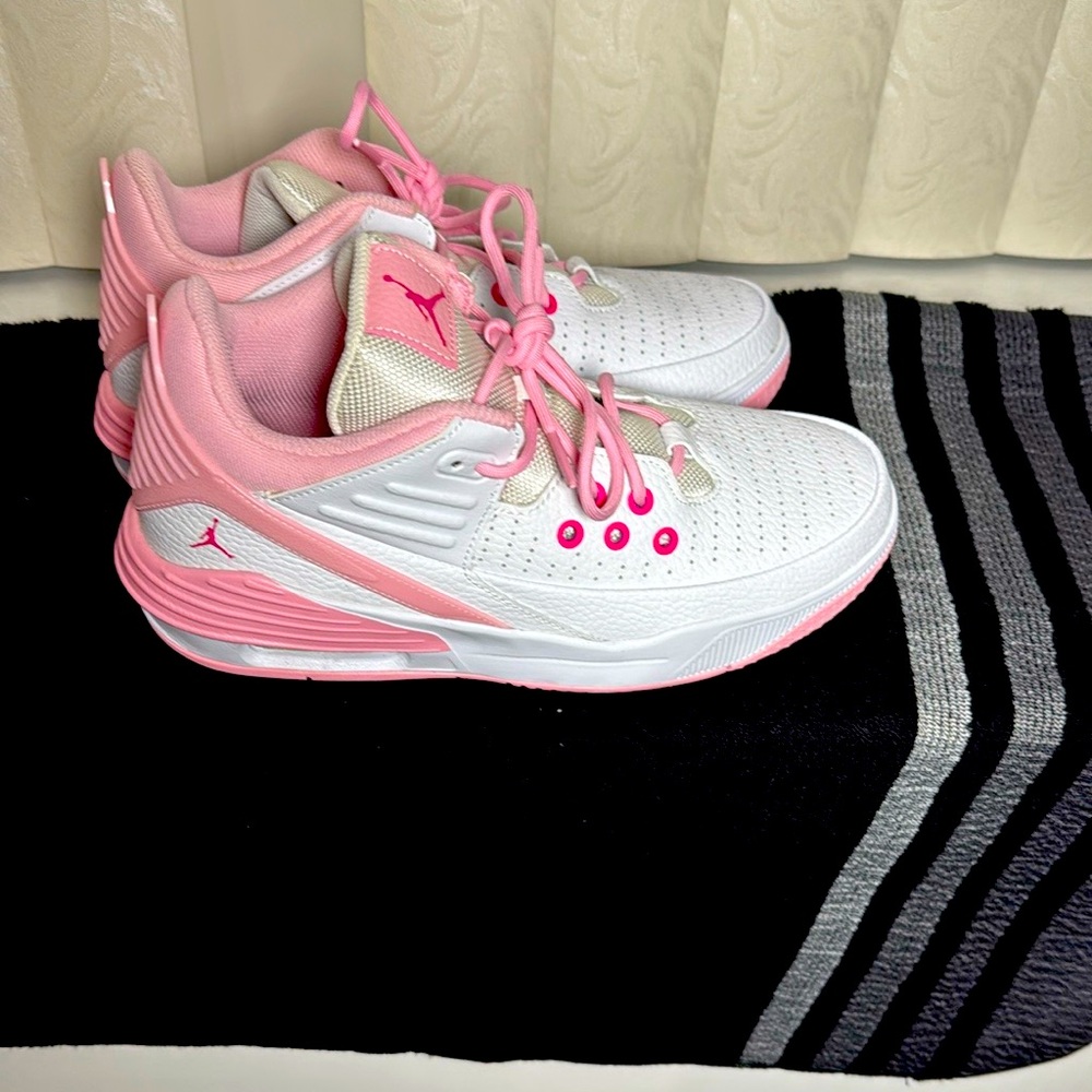 Nike Jordan Big Kids Max Aura 5 Big kids size 7 or women’s 8.5